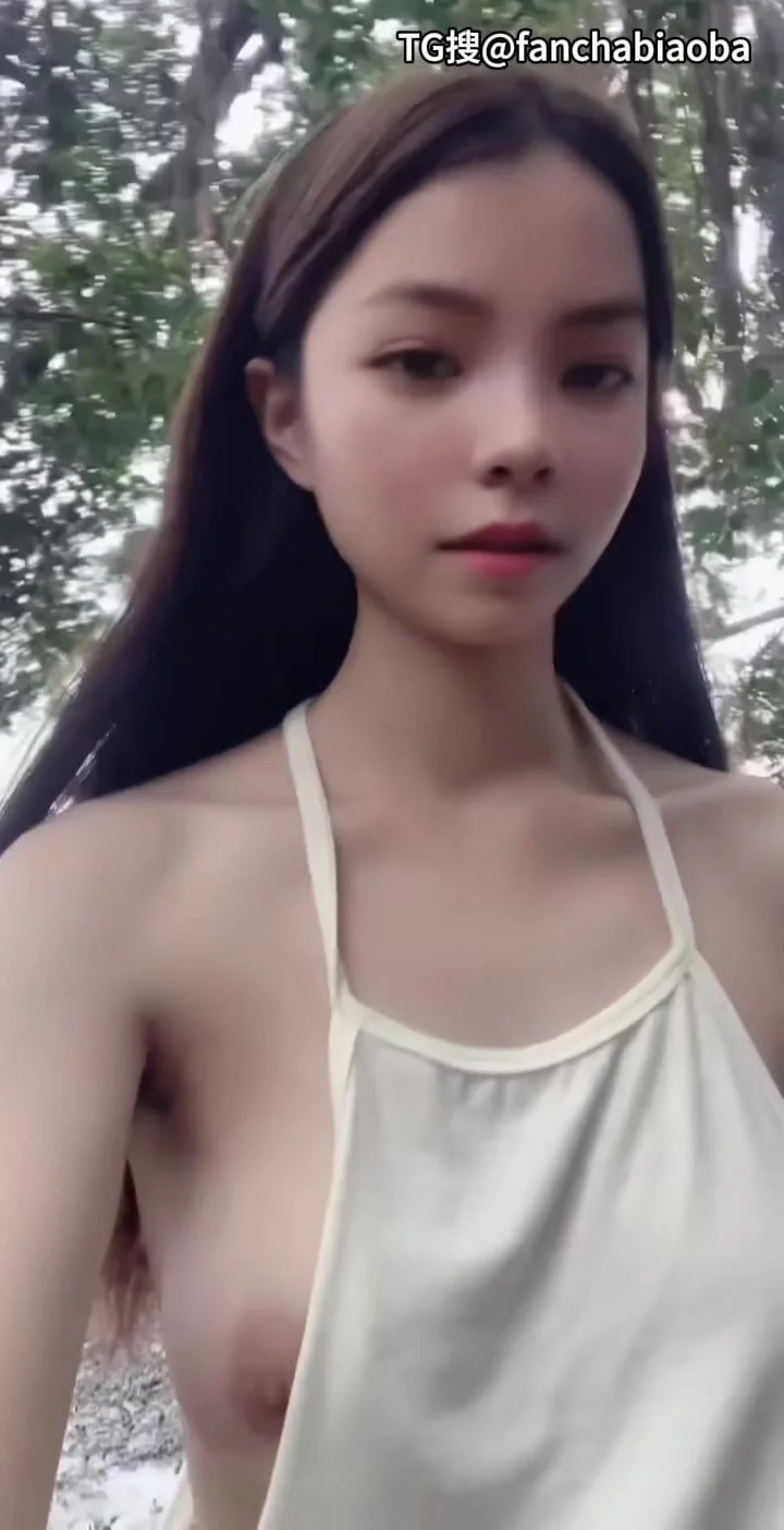 em-gai-mac-ao-ho-du-di-dao-ngoai-cong-vien