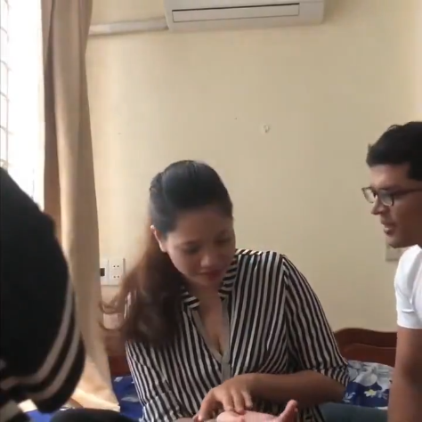 thay-giao-tieng-anh-ru-co-giao-dong-nghiep-vao-nha-nghi-cung-minh