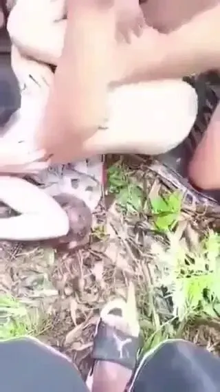 Ăn chơi bỏ học em học bị đám bạn đụ tập thể ở bãi đất hoang.